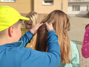 <p><a class="fancybox" href="https://rs2.plzen.eu/Files/FckGallery/IMG_20221013_100914.jpg" rel="roadtrip"><img title="" alt="" src="https://rs2.plzen.eu/Files/ResizedImages/FckGallery/IMG_20221013_100914_-1x100_2211221030.jpg" /></a></p><p>Soutěže - chlapci pletou copánky holkám na čas :-)</p>